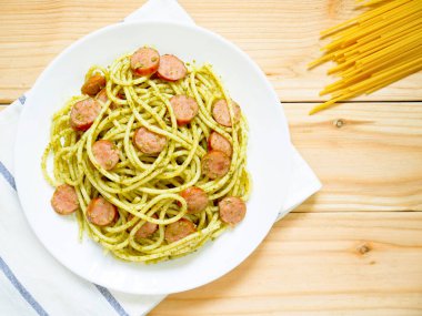 Sosis ile pesto makarna 