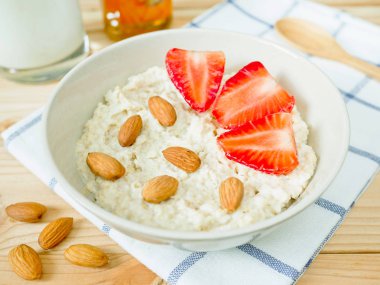 Yulaf lapası badem ve taze çilek ile