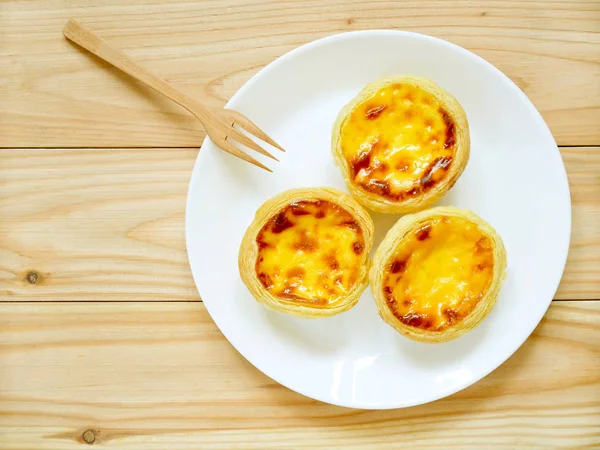 Taze pişmiş yumurta tart veya muhallebi tart (pastel de nata) 