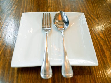 Sofra çatal, kaşık ve beyaz tabak