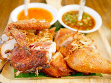 Izgara tavuk tatlı ve baharatlı sos ile servis