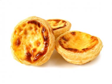Taze pişmiş yumurta tart veya muhallebi tart (pastel de nata) 