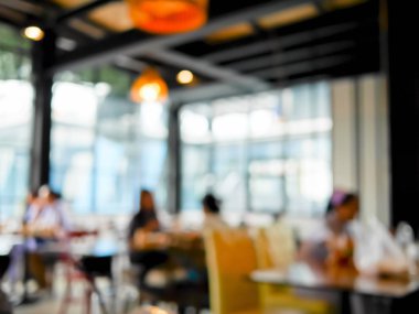 Bulanık insanlar restoranda yemek