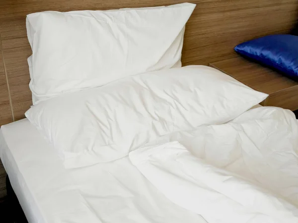 丸めた布団 シーツ 朝ホテルで枕を整えられていないベッド — ストック写真