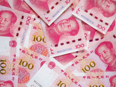 100 Yuan 'lık banknot yığını.