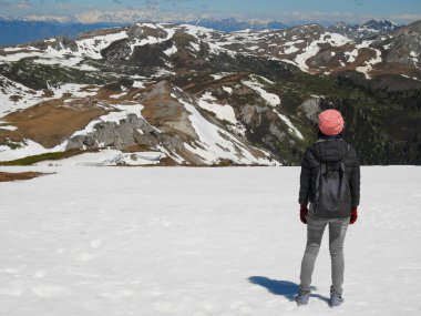 Karlı dağda dikilen kadın