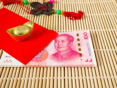 Yığınla Çin Yuanı parası kırmızı zarfta. 