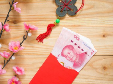 Yığınla Çin Yuan parası kırmızı zarf ya da kırmızı pakette 