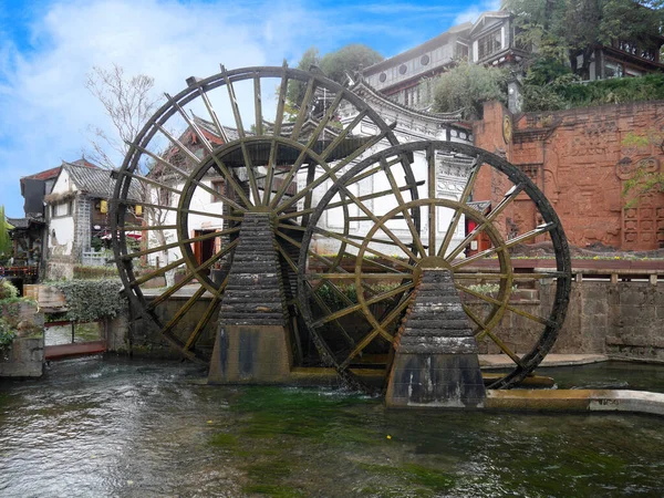 Lijiang 'ın eski şehri Yunnan, Çin' deki dev su çarkları.