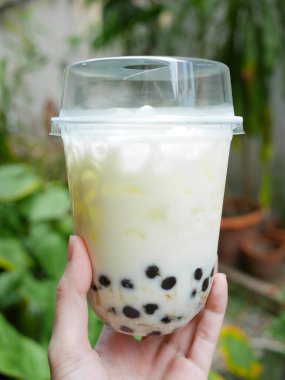 Kahverengi baloncuklu buzlu taze süt.