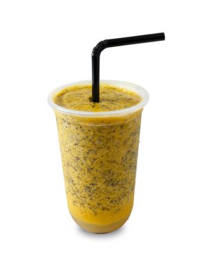 İhtiraslı meyve püresi, beyaz arka planda izole edilmiş.