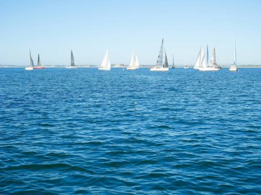 Yatlar denizde süzülüyor