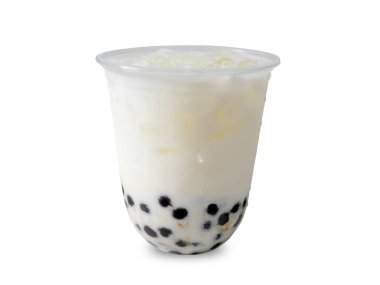 Beyaz arka planda izole edilmiş paket servis bardağında kahverengi şekerli buzlu taze süt.