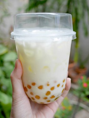 Balonlu buzlu taze süt.