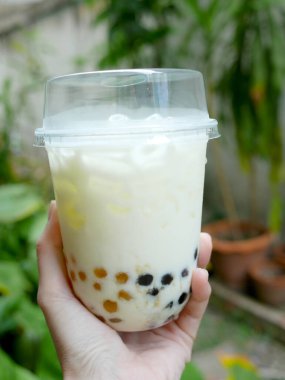 Kahverengi şeker ve bal baloncuklu buzlu taze süt.