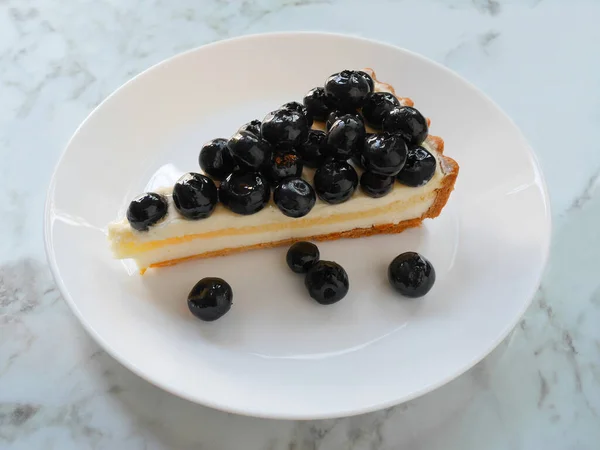 Черничный Пирог Белой Тарелке — стоковое фото