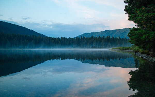Горное озеро летним вечером
