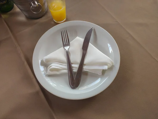 Mesa con plato y cubiertos en servilleta —  Fotos de Stock