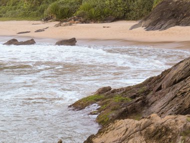 Dalgalar kayalar çökmesini ile ıssız beach