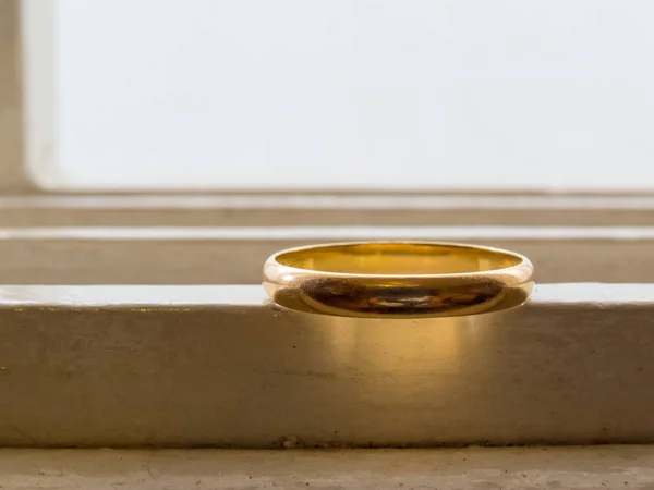 Apenas uma velha aliança de casamento, em ouro — Fotografia de Stock