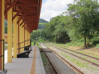 Küçük eski tren istasyonu, arka ormanda alanını boş