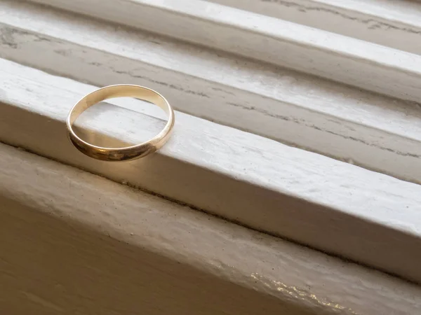 Только старое обручальное кольцо, в золоте — стоковое фото