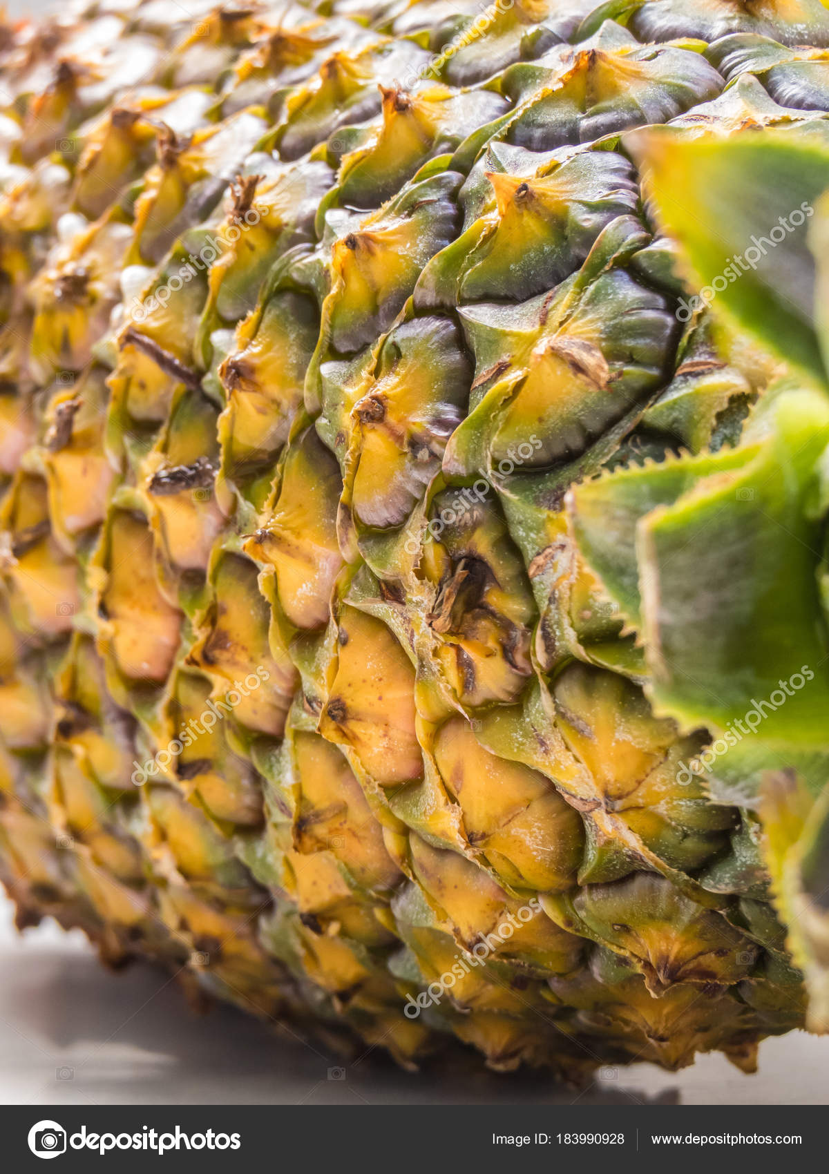 How to quickly peel a pineapple How to quickly peel a pineapple