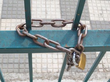 Kullanılan ve kirli asma kilitler ve zincir, özel mülkiyet koruması için kullanılan mavi Panjur