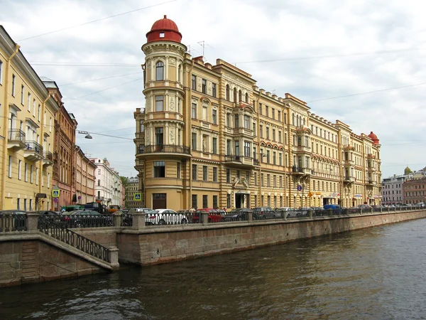Damm des Gribojedow-Kanals in St. Petersburg. Russland. 09. August 2013. — Stockfoto