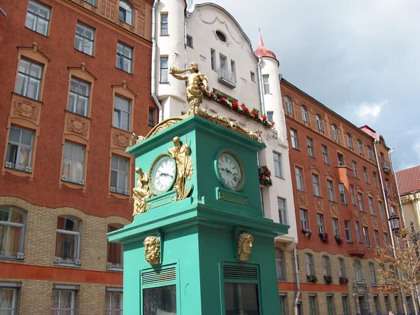 Edifício histórico e relógio de rua em São Petersburgo. Rússia . — Fotografia de Stock