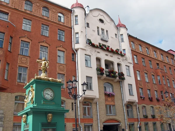 Edifício histórico e relógio de rua em São Petersburgo. Rússia . — Fotografia de Stock