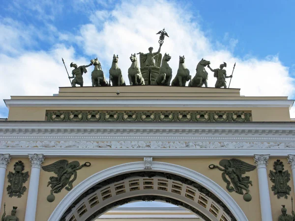 Arco triunfal del Estado Mayor, San Petersburgo . — Foto de Stock