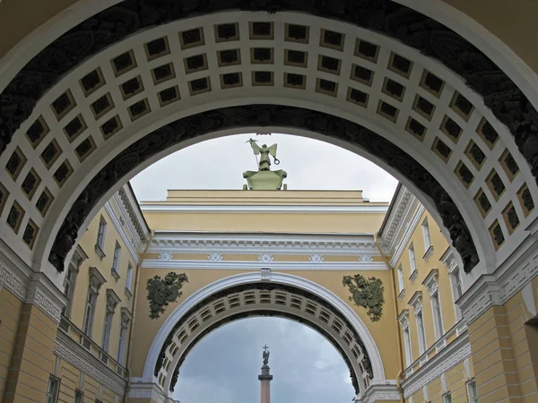Arc de triomphe de l'état-major général, Saint-Pétersbourg . — Photo