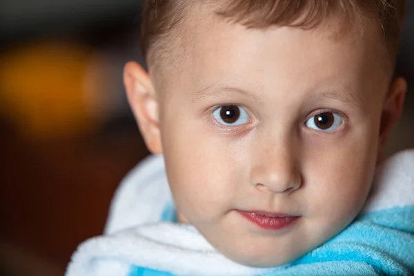 Retrato de niño en el suave albornoz de cerca —  Fotos de Stock