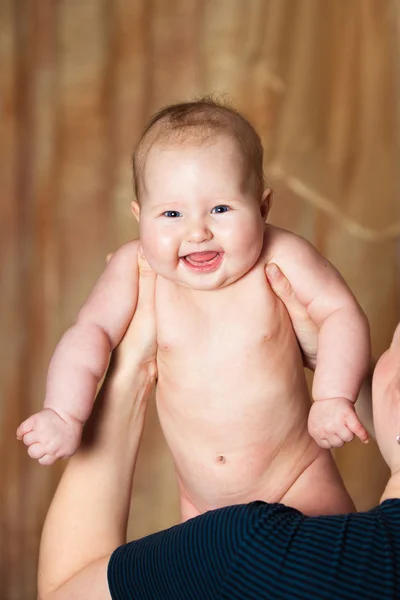 Glückliches Kind in den Händen von Frauen — Stockfoto