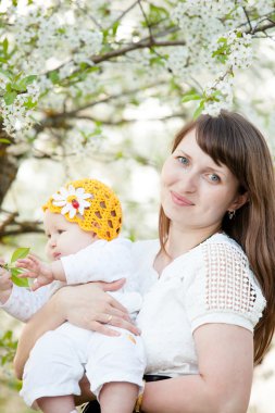 Baharda çiçeklenme kiraz anne ve kızı bebek ile bahçe keyfini doğa