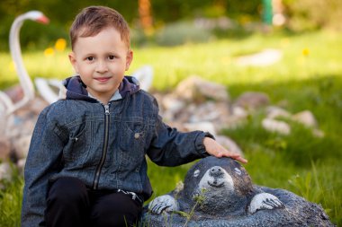 Parkta bir yürüyüş üzerinde mutlu çocuk