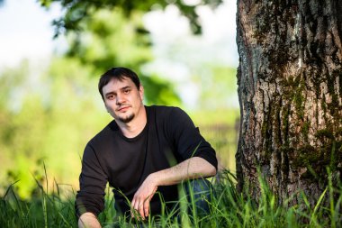 Parkta portre ciddi genç erkeklerde