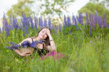 Doğa istirahat lupine sepet olan kadın