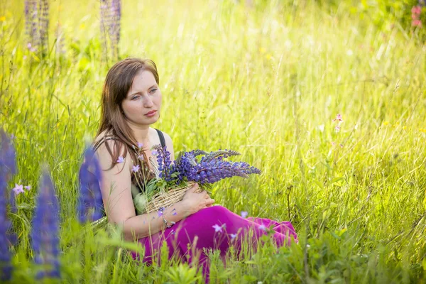 Giovane donna triste seduta all'aperto — Foto Stock