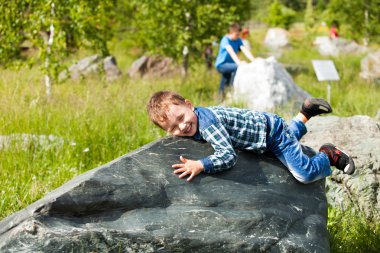 mutlu çocuk taşa yalan