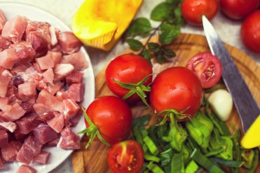 Gemide, sebze ve et dilimleri yanında domates vardır