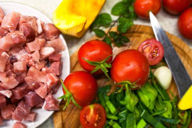 Gemide, sebze ve et dilimleri yanında domates vardır