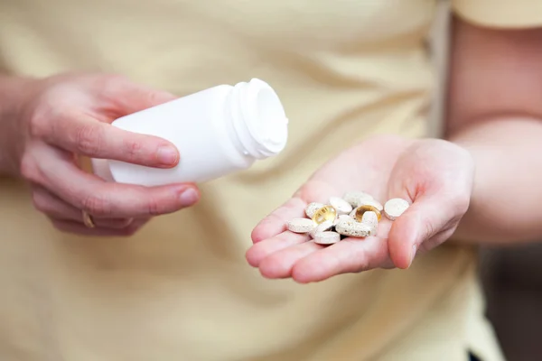 Suplementos nutricionales en la palma de la mano — Foto de Stock