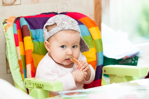 Baby sit in kinderstoel — Stockfoto