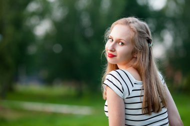 Güzel model kız parkta dinlenme