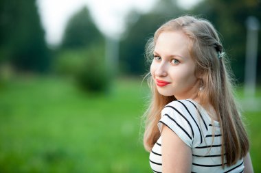 Güzel model kız parkta dinlenme