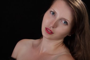 model kız siyah arka plan üzerine