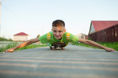 Bir kaykay üzerinde yatan genç