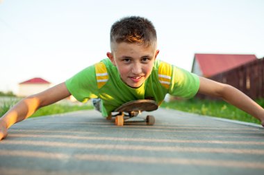 Bir kaykay üzerinde yatan genç